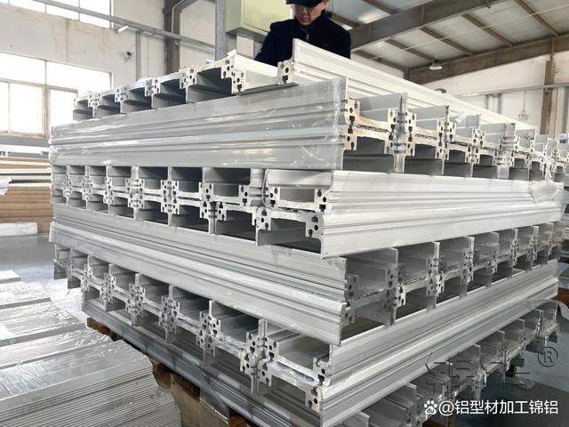 太陽能鋁型材廠家有哪些注意事項(xiàng)?